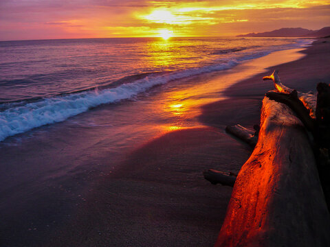 Pink, orange, and purple landscape of a sunsetting in one of the beaches of the Atlantic coast in Colombia
