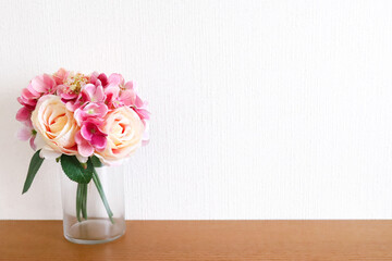 テーブルの上の花束