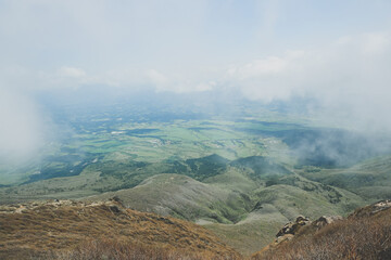 山頂からの霞がかった景色