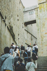 階段を登る人々