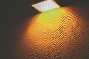 関節照明に映る壁