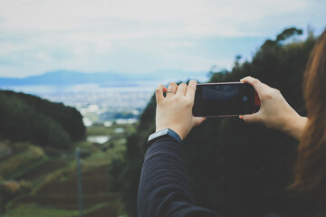 スマホで写真を撮る様子