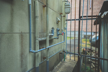 路地裏のガス管のある風景