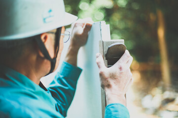 カンナで建具の調整を行う大工