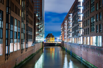 Naklejka premium Wonderful warehouse district in Hamburg by night - travel photography
