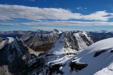 Obraz premium View at the summit of Mount Richardson, Wall Of Jericho on the left and Pika Peak and Ptarmigan Peak on the right