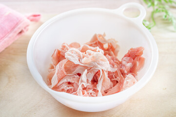 ボウルに入った豚スライス肉