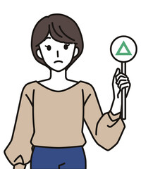 三角のふだを持つ女性
