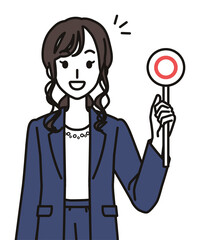 丸のふだを持つオフィスカジュアルのコーデの女性