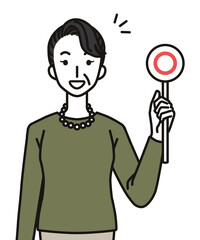 丸のふだを持つシニア女性
