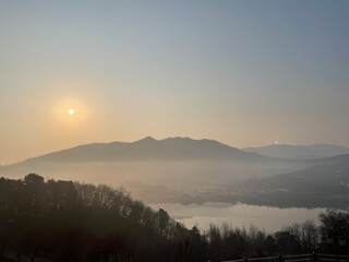 자욱한 안개와 강 그리고 해