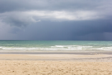 Fototapeta premium Rain cloud in the horizon of sea at koh chang, Trat, Thailand