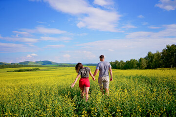 Fototapeta na wymiar couple walking in the field