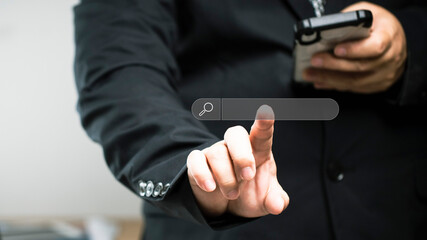 Businessmen do business searches with mobile phones via online networks, online marketing ideas, information search, large databases.