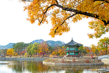 Obraz premium 향원정 Hyangwonji Pond and Hyangwonjeong Pavilion (Treasure)