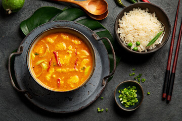Fototapeta Yellow curry with chicken in bowl on dark background. obraz