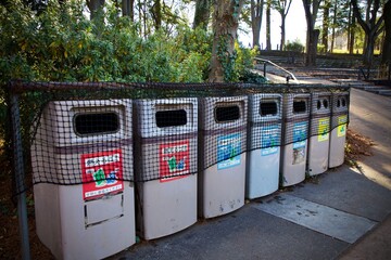 公園のゴミ箱