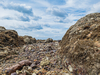 Obraz premium The rocks at the sea in the south of Thailand looking overlooking the sky and clouds.