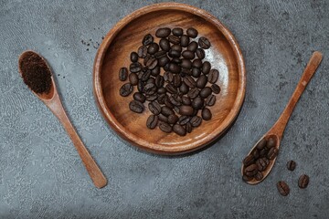 木製のお皿に入ったコーヒー豆