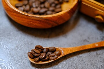 コーヒー豆と木のスプーン