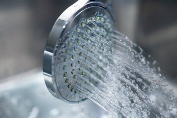 Dusche - Brause mit fliessendem Wasser - Kalkrückstände