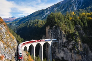 Papier Peint photo Viaduc de Landwasser Train de voyageurs via le viaduc de Landwasser dans les Alpes suisses, Landwasserviadukt, Rhatische Bahn, fond de montagne