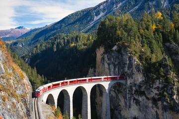 Passagierstrein door Landwasser Viaduct in de Zwitserse Alpen, Landwasserviadukt, Rhatische Bahn, bergachtergrond