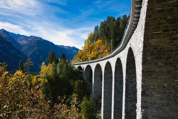 Papier Peint photo Viaduc de Landwasser vue spectaculaire au train traversant le viaduc de Landwasser Landwasserviadukt, Grisons, Suisse.