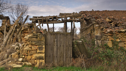 Cuadra en ruinas en un pueblo abandonado de Segovia