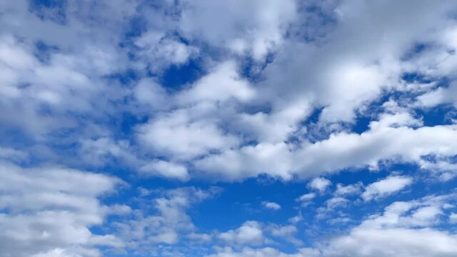 青空を流れる白い雲のタイムラプス映像 積雲 クラウドスケープ 日本