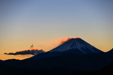 山梨県高下からの朝日の富士山（ダイヤモンド富士）