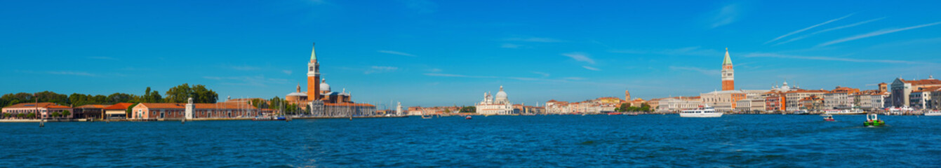 Fototapeta na wymiar Venice architecture with water..
