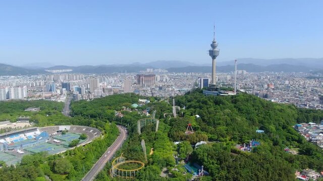 대구시 두류공원과 이월드의 항공 풍경