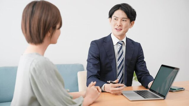 保険の営業をするビジネスマン
