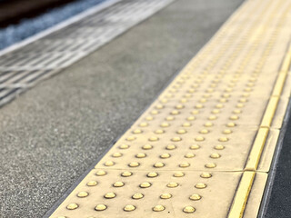 Fototapeta premium 駅のホームの点字ブロック
