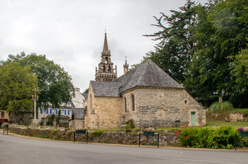 Fototapeta na wymiar Locquénolé. Eglise Saint-Guénolé et le calvaire. Finistère. Bretagne