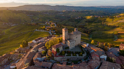 Vista aerea del castello di Serralunga nelle Langhe in autunno © Stefano Gandini