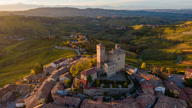 Vista aerea del castello di Serralunga nelle Langhe in autunno