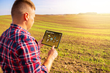 Farmer using tablet computer for smart farming - obrazy, fototapety, plakaty