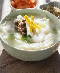 한국의 전통음식 떡 만두국 