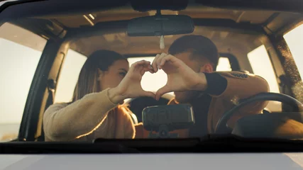 Fotobehang Coppia fa simbolo del cuore per San Valentino in macchina © Polonio Video