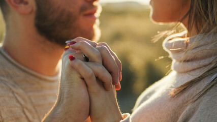 ragazzo e ragazza si tengono per mano a San Valentino