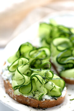 Sandwich with cottage cheese and cucumber