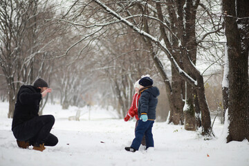 Fototapeta na wymiar Children in winter park play