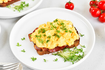 Scrambled eggs with microgreen on bread