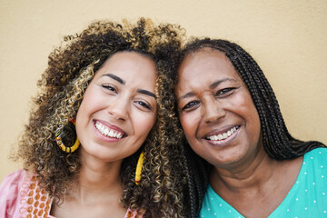 Happy african mother and daughter smiling on camera - Mother day concept - Focus on faces