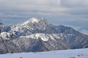 Fototapeta na wymiar 四国の徳島県と高知県の県境にある美しい山「三嶺（みうね）」の冬景色いろいろ