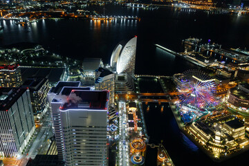 横浜ランドマークタワーから見た横浜港の夜景と煌びやかな灯り