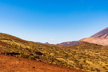 Paisaje con vegetación y nubes en el Parque Nacional del Teide