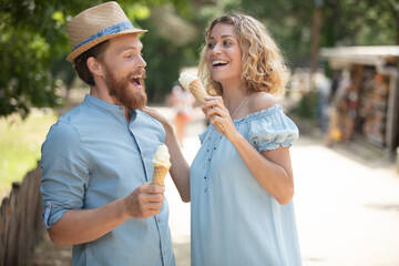 Obraz premium young couple eating ice-cream outdoors